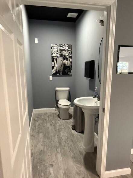 More Photos Of 1314 E Cobb Dr, Marietta Office For Lease