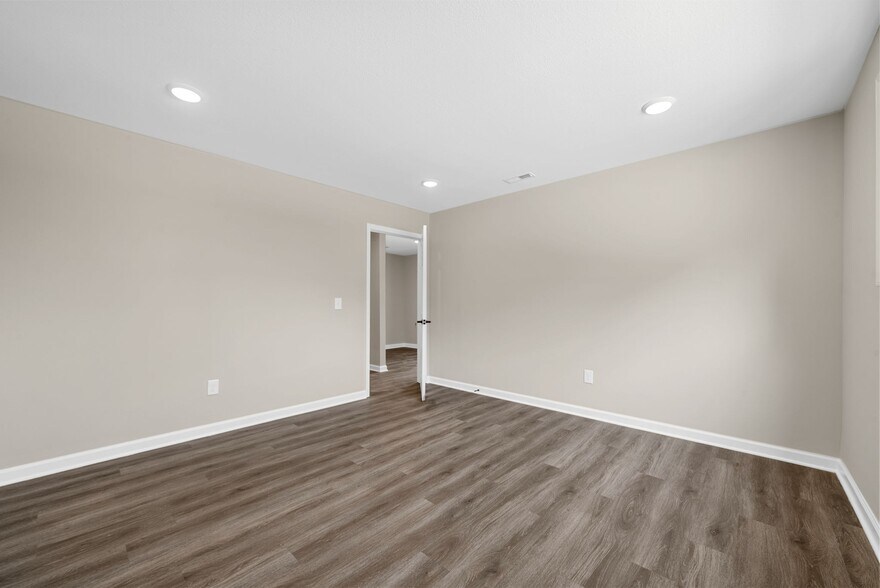 More Photos Of 1400 Dover Rd, Clarksville Showroom For Lease