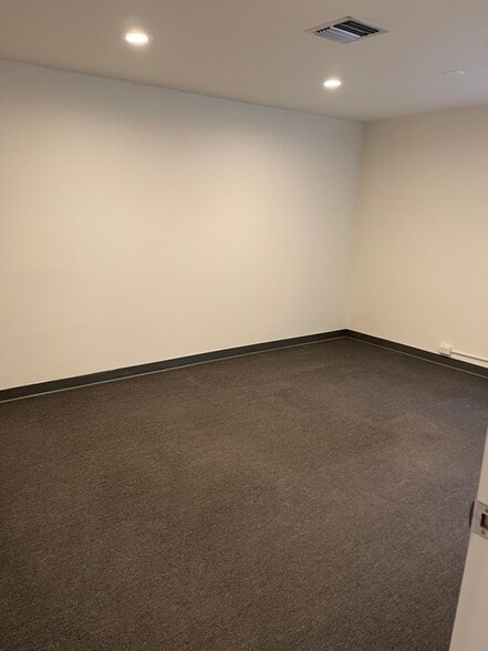 More Photos Of 8585-8589 Canoga Ave, Canoga Park Service For Lease