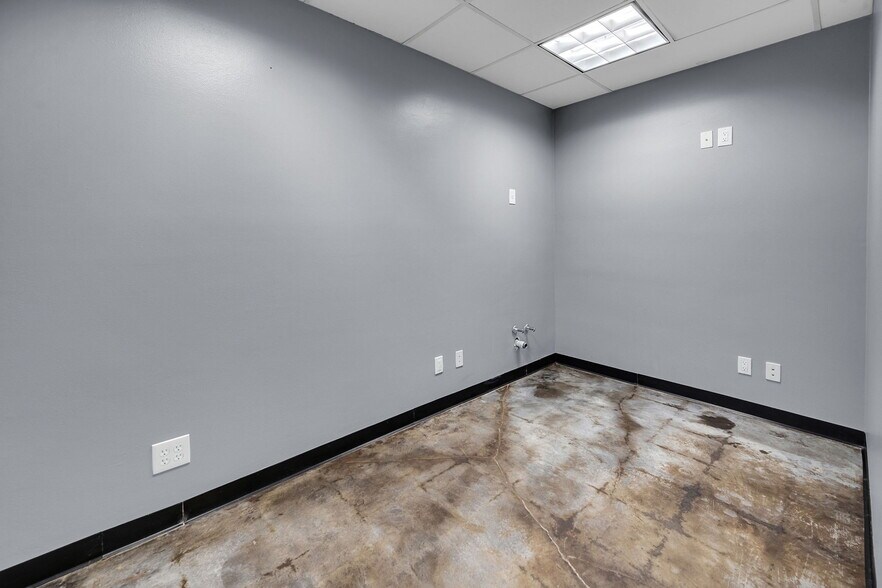 More Photos Of 7510 Lawndale St, Houston Warehouse For Sale