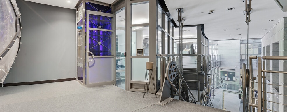More Photos Of 3536 Boul Saint-Laurent, Montréal Office For Sale