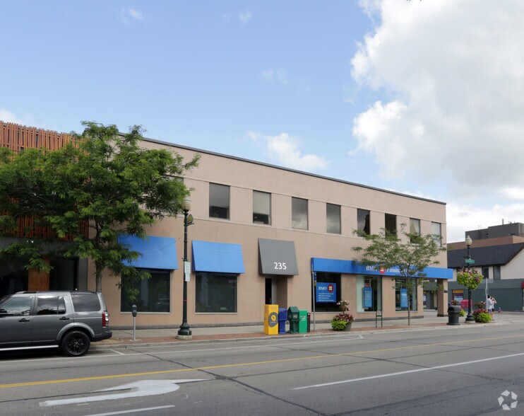 More Photos Of 235 Lakeshore Rd E, Oakville Storefront Retail Office For Lease