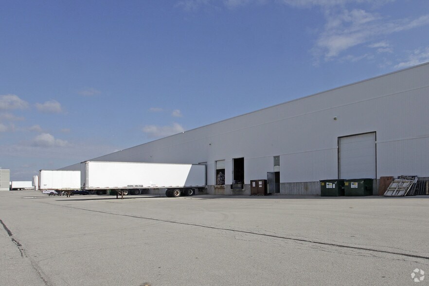 More Photos Of 3250 Ridgeway Dr, Mississauga Warehouse For Lease