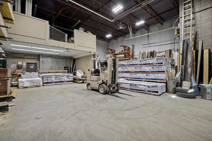 More Photos Of 39 Skyline Cres NE, Calgary Warehouse For Sale