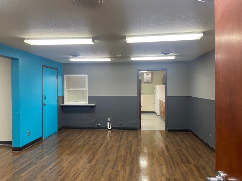 More Photos Of 817 Elks Blvd, Ardmore Office For Sale