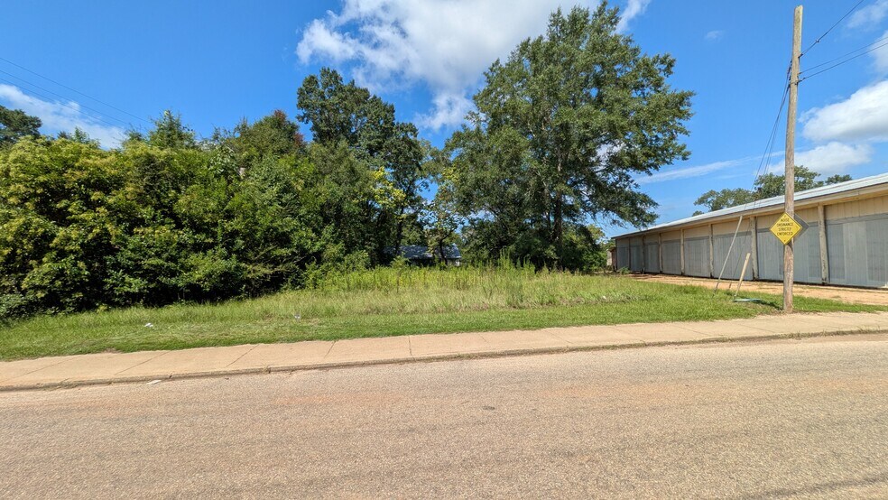 More Photos Of 222 Pecan St, Evergreen Warehouse For Sale