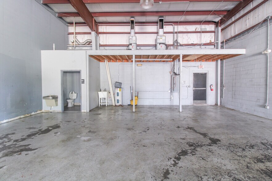 More Photos Of 2350 Us-17-92, Longwood Showroom For Lease