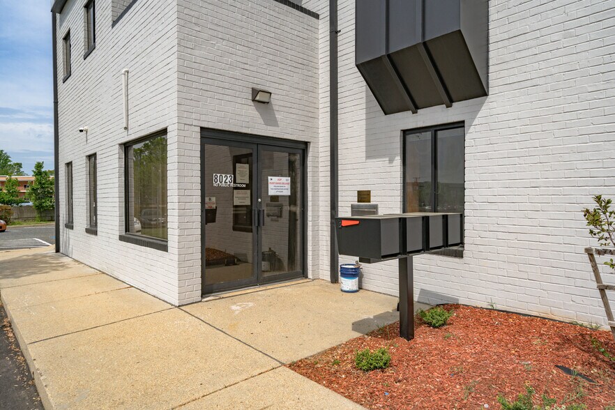 More Photos Of 8023 Malcolm Rd, Clinton Medical For Lease