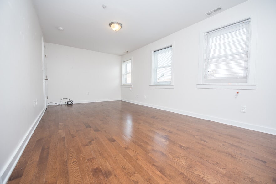 More Photos Of 803-807 Washington Blvd, Baltimore Storefront Retail Residential For Lease