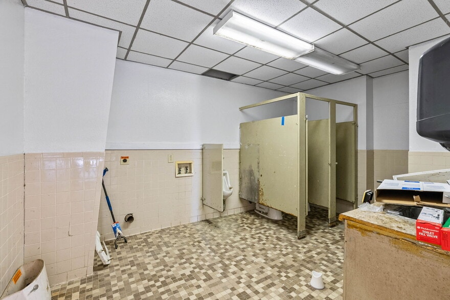 More Photos Of 3806 E Rio Grande St, Victoria Warehouse For Sale