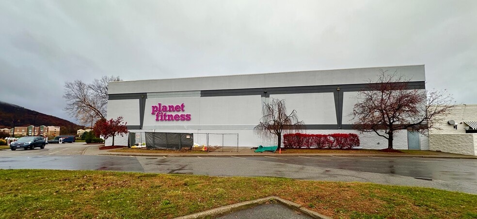 More Photos Of 18 Westage Dr, Fishkill Unknown For Lease