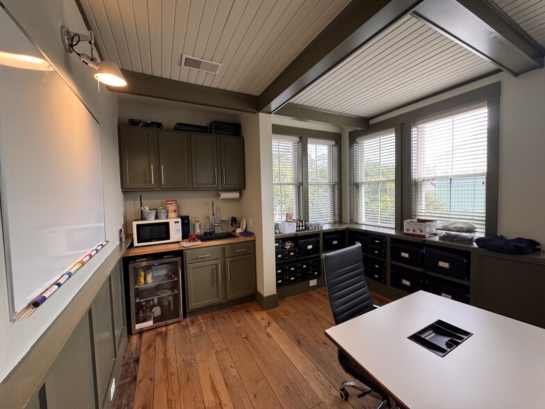 More Photos Of 14 Palmetto Way, Bluffton Office For Sale