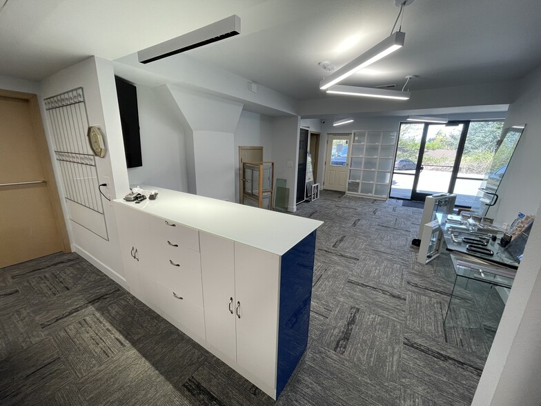 More Photos Of 12521 Evergreen Dr, Mukilteo Warehouse For Lease