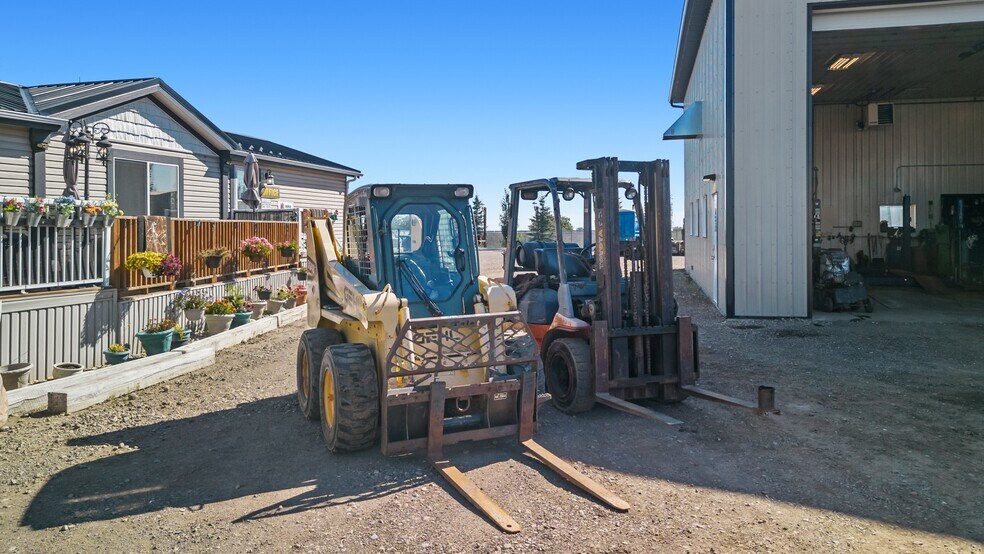 More Photos Of 81 Barstow St, Carseland Auto Repair For Sale