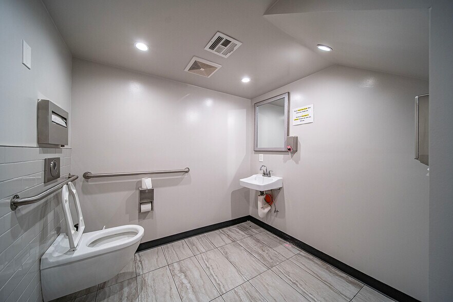 More Photos Of 5301 Whittier Blvd, Los Angeles Office For Lease