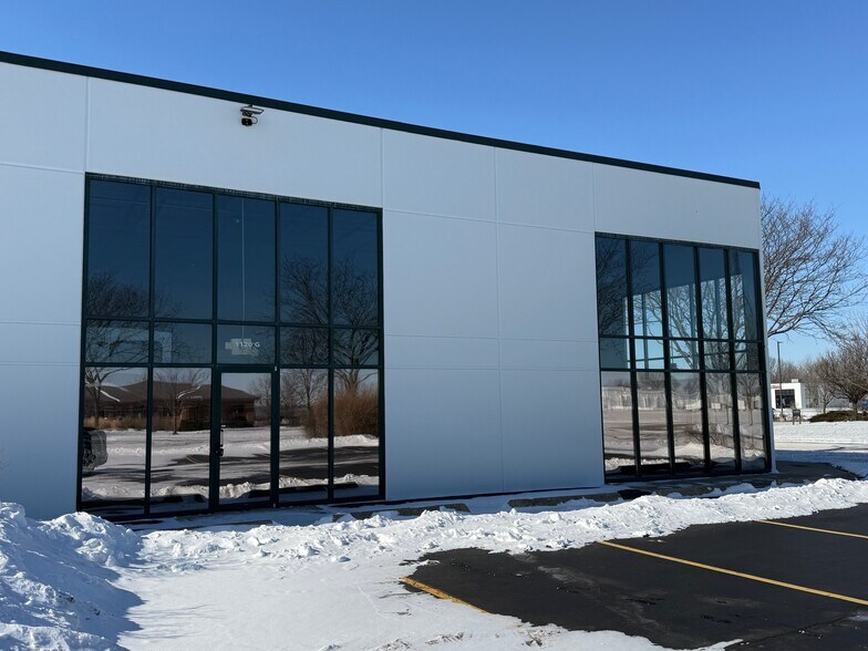 More Photos Of 1120 Mitchell Ct, Crystal Lake Showroom For Sale