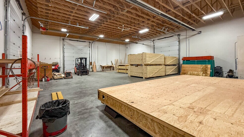 More Photos Of 9013-9021 Jim Bailey Rd, Kelowna Manufacturing For Sale