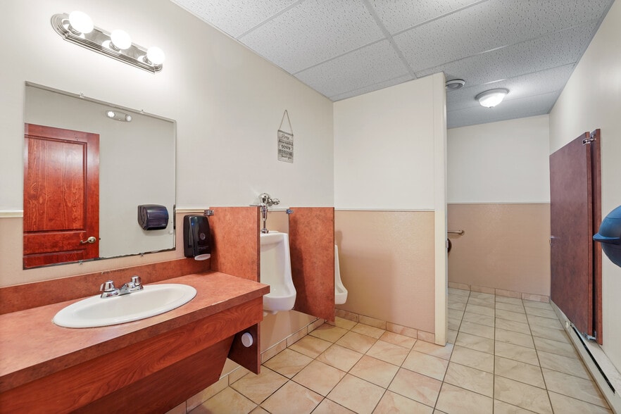 More Photos Of 60 Lake Lorain Rd, Poyntelle Restaurant For Sale