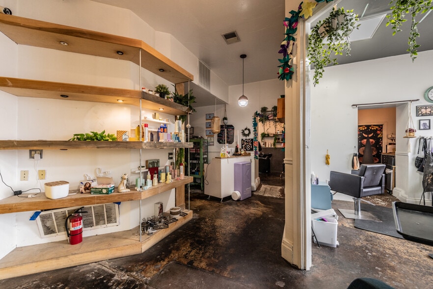 More Photos Of 250 W Olmos Dr, San Antonio Storefront Retail Office For Lease