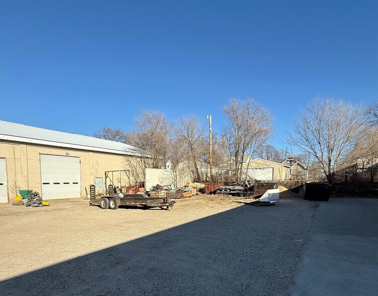 More Photos Of 104 11th St NE, Austin Warehouse For Lease