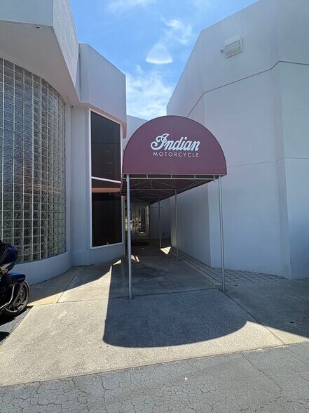 More Photos Of 6 Gateway Blvd W, Savannah Auto Dealership For Lease