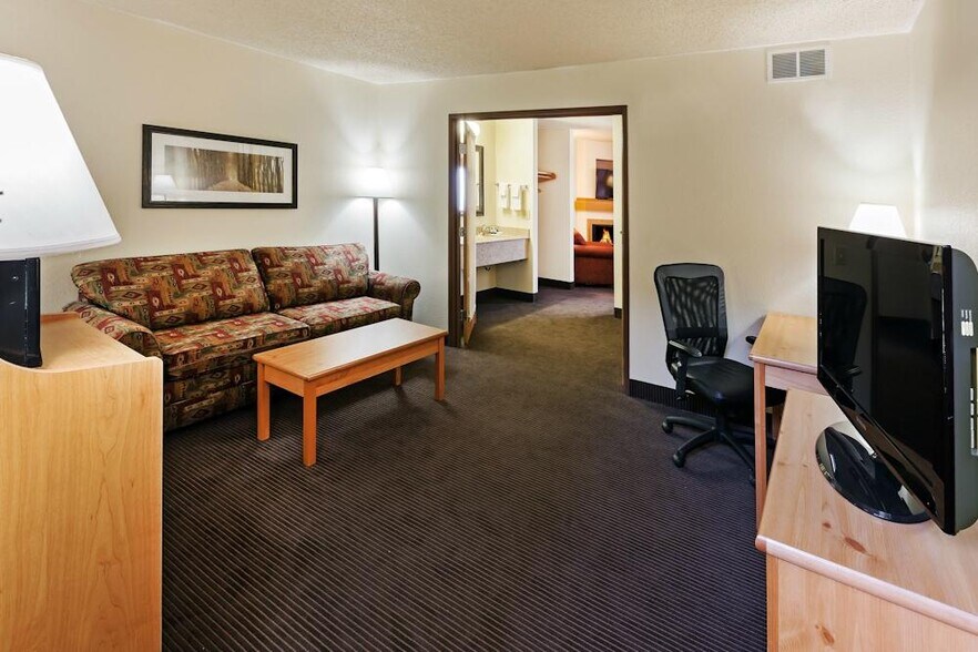More Photos Of 2405 S El Camino Dr, Sayre Hotel For Sale