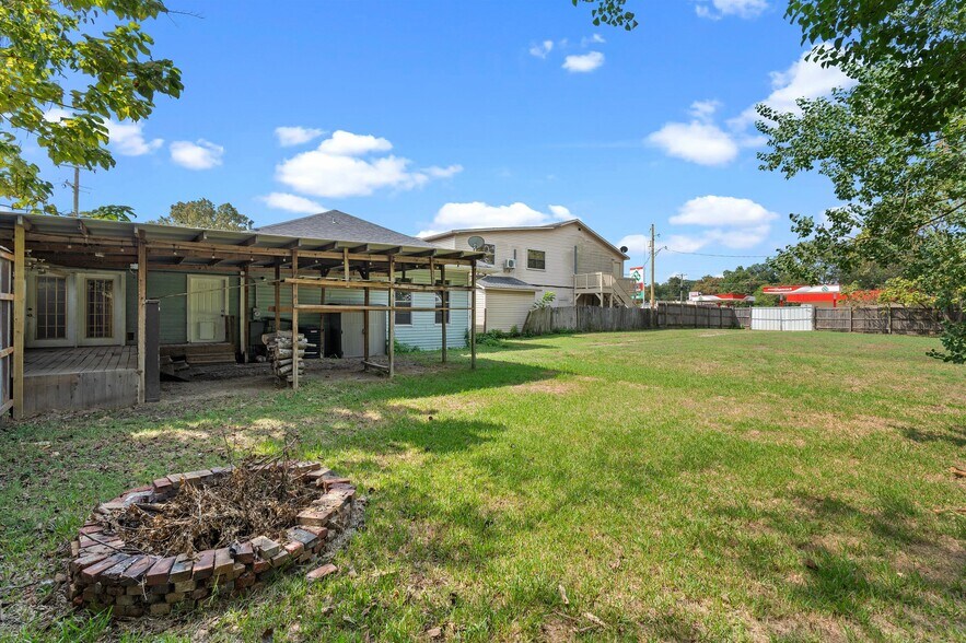 More Photos Of 605 E Broadway St, Jefferson General Retail For Sale