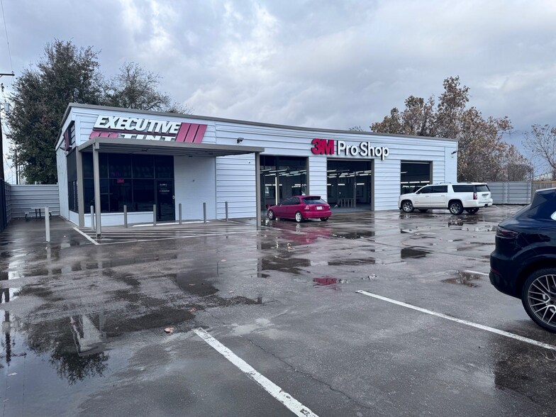 Primary Photo Of 10206 North Fwy, Houston Auto Repair For Sale
