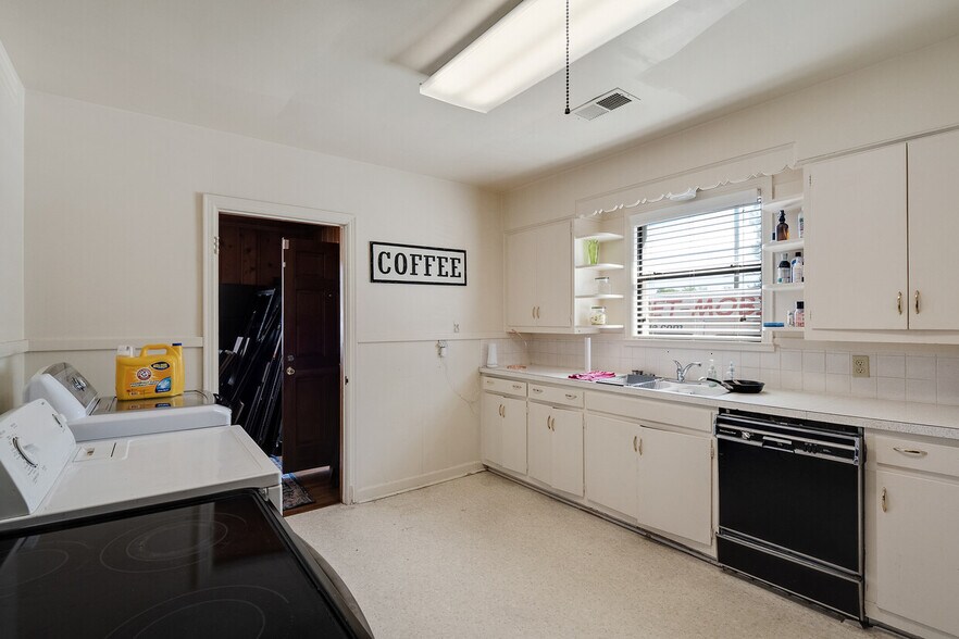 More Photos Of 3594 Forest Ave, Memphis Flex For Sale