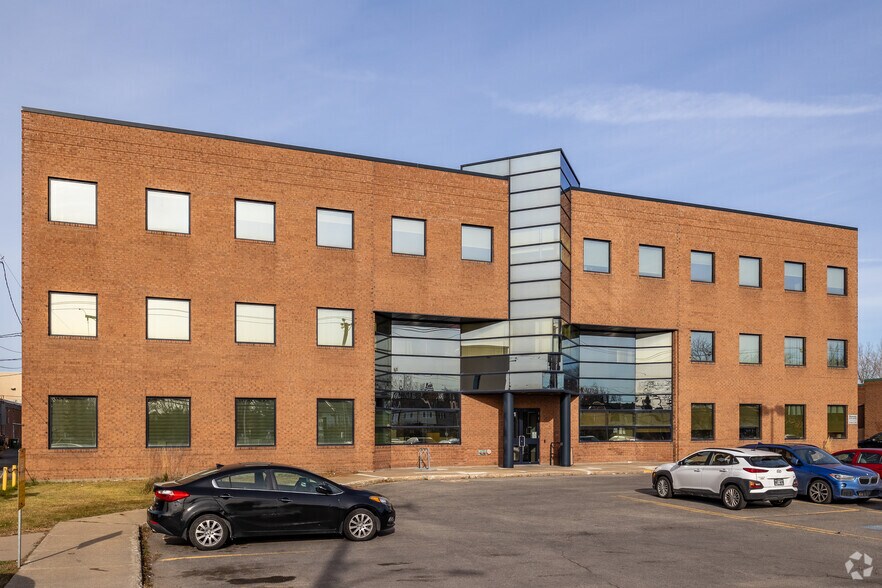 More Photos Of 181 Boul Hymus, Pointe-claire Office Residential For Lease