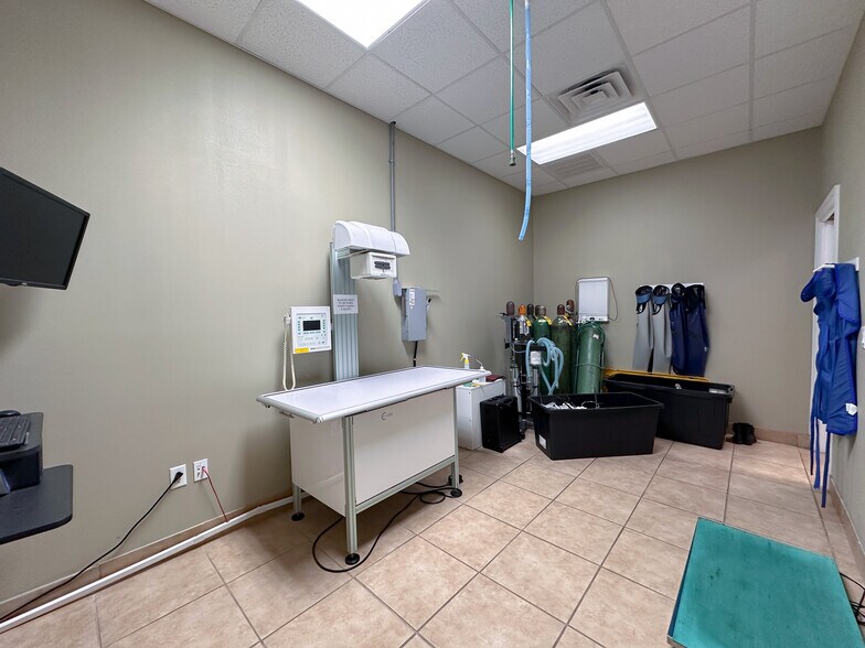 More Photos Of 6580 69th St, Vero Beach Veterinarian Kennel For Sale