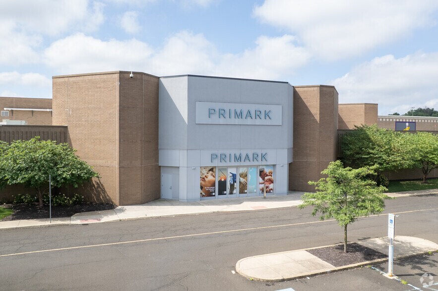 More Photos Of 2500 W Moreland Rd, Willow Grove Storefront For Lease