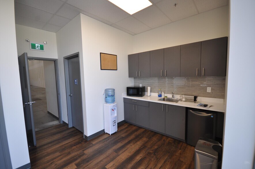 More Photos Of 8489 40 St SE, Calgary Flex For Sale