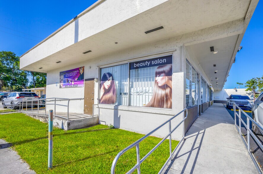 More Photos Of 820 SE 8th St, Hialeah General Retail For Sale