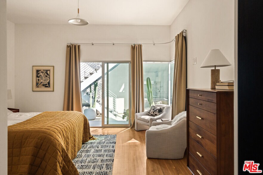 More Photos Of 1076 Palms Blvd, Venice Apartments For Sale