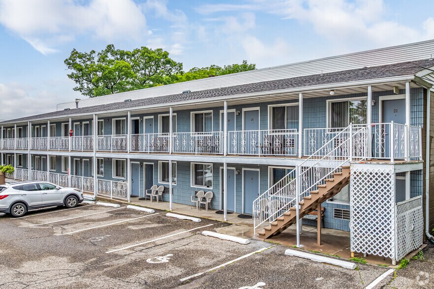 More Photos Of 910 River Rd, Wisconsin Dells Hotel For Sale