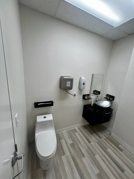 More Photos Of 6881 Kingspointe Pky, Orlando Flex For Sale