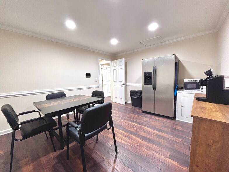 More Photos Of 809 Katie St, Fayetteville Office For Lease