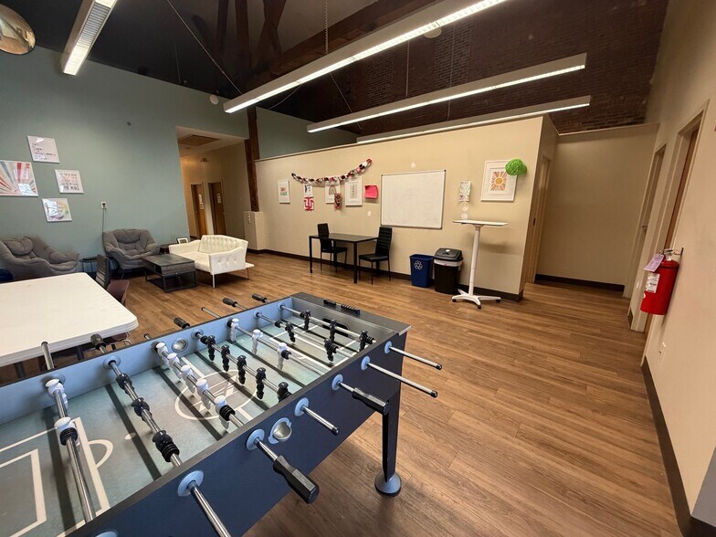 More Photos Of 590 Missouri Ave, Jeffersonville Office For Lease