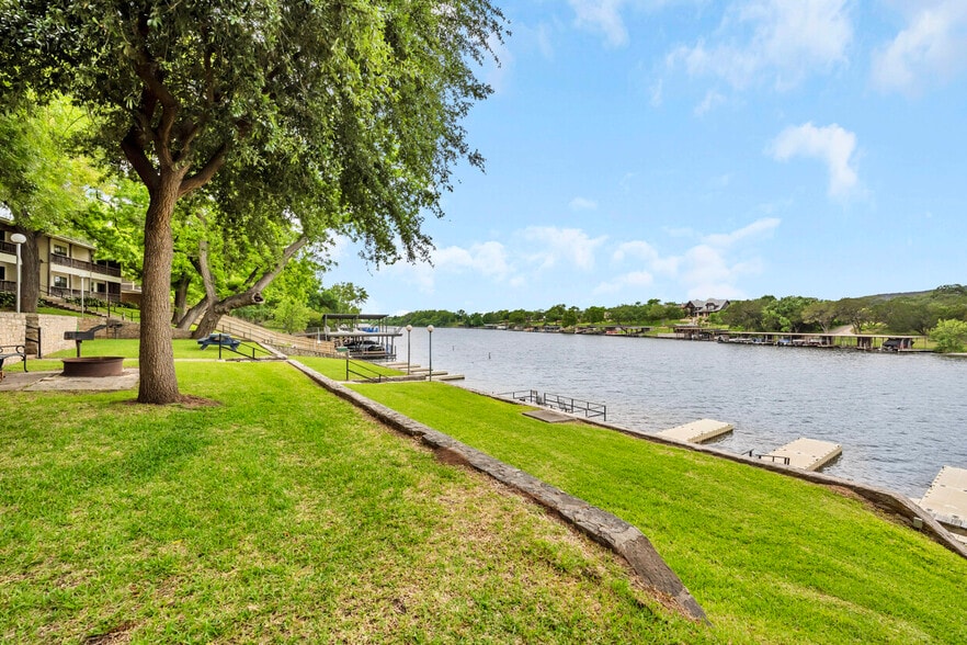 More Photos Of 408 Clen Oak Pkwy, Burnet Hospitality For Sale