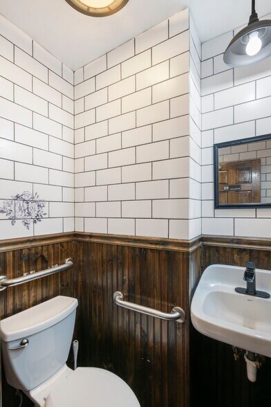More Photos Of 901 Franklin Ave, Lexington General Retail For Sale