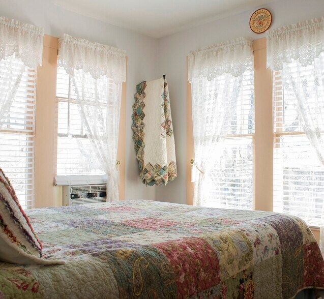 More Photos Of 100 E Washington St, Mountain View Hospitality For Sale