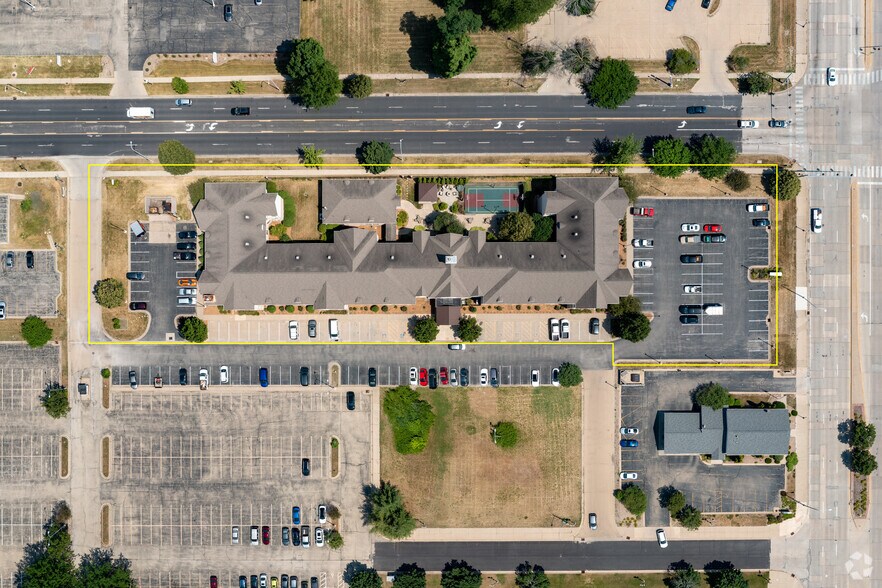 More Photos Of 300 W Romeo B Garrett Ave, Peoria Hotel For Sale