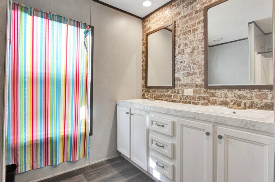 More Photos Of 464 McCaleb, Montgomery Specialty For Sale