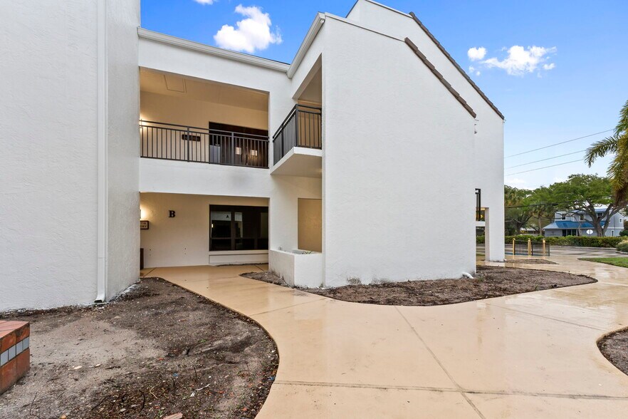 More Photos Of 900 SE Ocean Blvd, Stuart Office For Sale