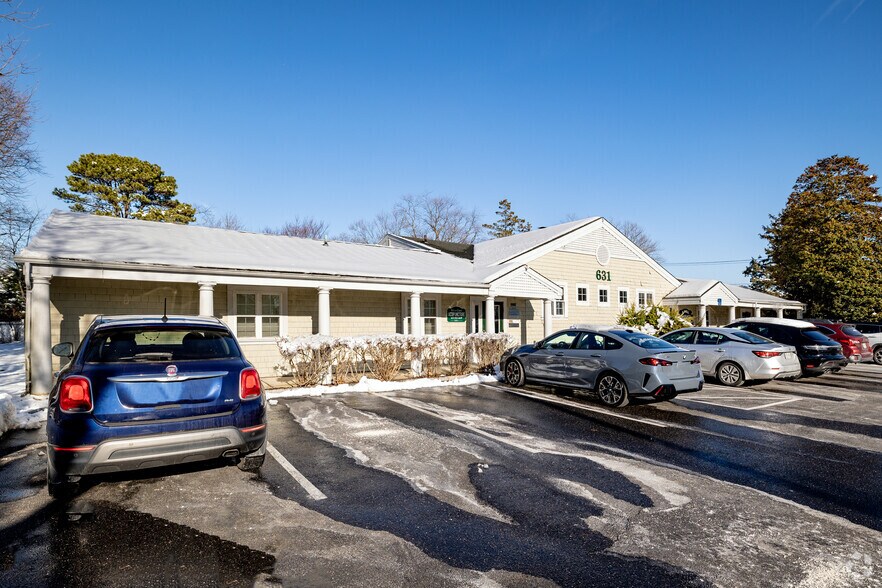 Primary Photo Of 631 Montauk Hwy, West Islip Medical For Lease