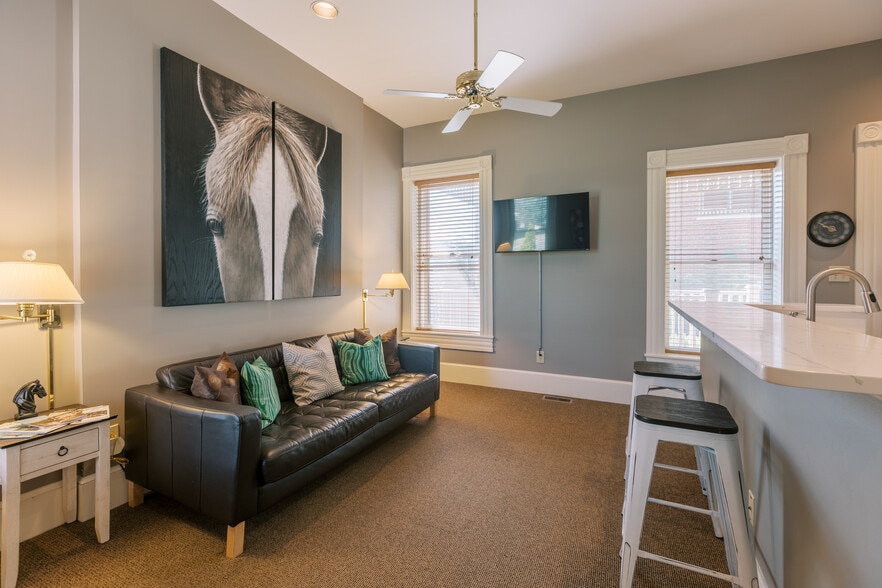 More Photos Of 300 Madison Pl, Lexington Apartments For Sale