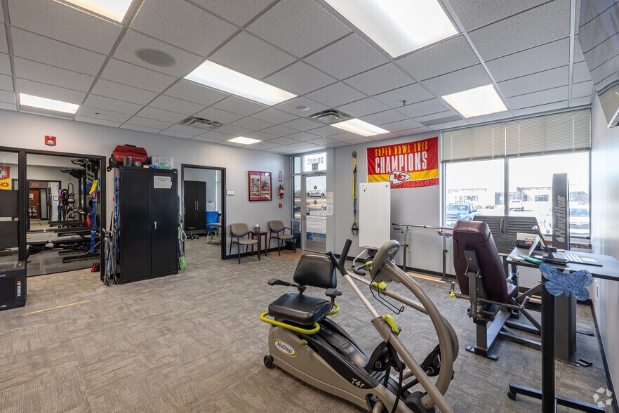 More Photos Of 20101 E Jackson Dr, Independence Office For Sale