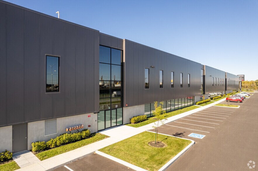 More Photos Of 11235 Boul Métropolitain E, Montréal Distribution For Lease