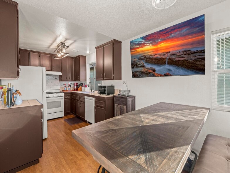 More Photos Of 406 E Ave, Coronado Multifamily For Sale